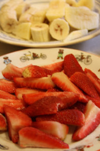 Lavare, sbucciare la frutta,e tagliarla a pezzi. porla a solidificarsi nel freezer assieme al vasetto di yogurt.